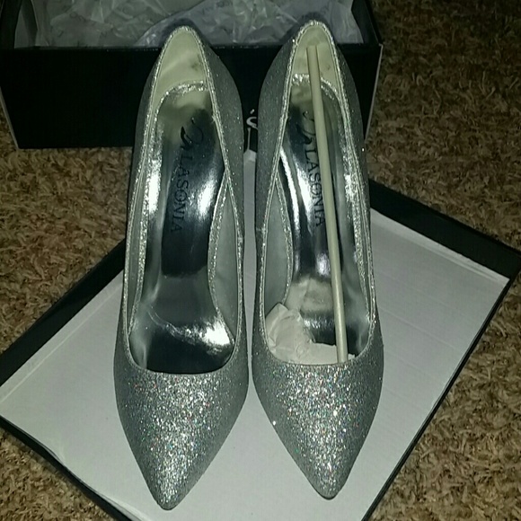 SOLD IN BUNDLE***Lasonia Silver Glitter Pumps, NWT and BOX - Picture 2 of 4
