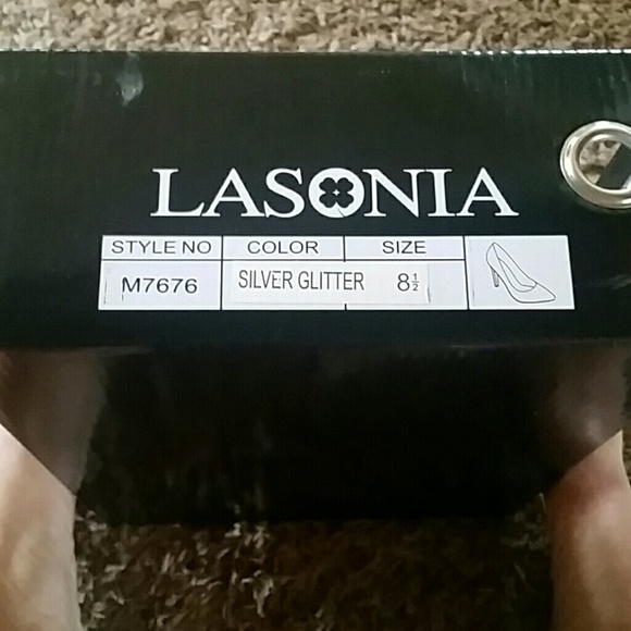 SOLD IN BUNDLE***Lasonia Silver Glitter Pumps, NWT and BOX - Picture 3 of 4
