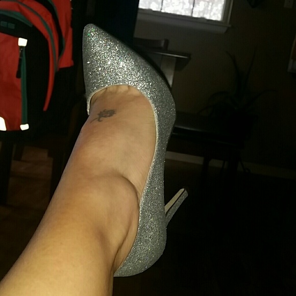 SOLD IN BUNDLE***Lasonia Silver Glitter Pumps, NWT and BOX - Picture 4 of 4