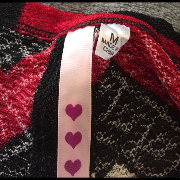 Red black and white chevron button back shirt - Picture 2 of 3