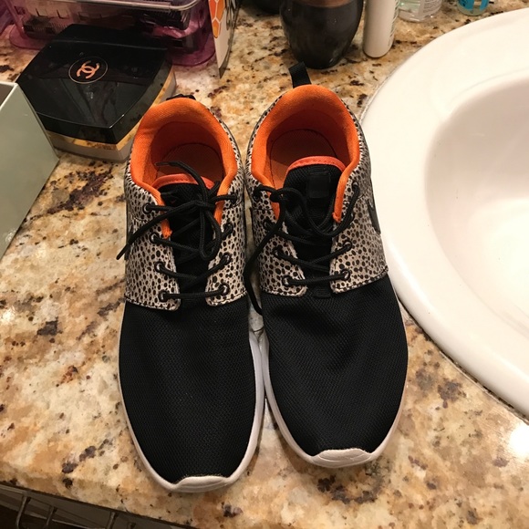 Nike Shoes - Nike roshe run safari comes with box