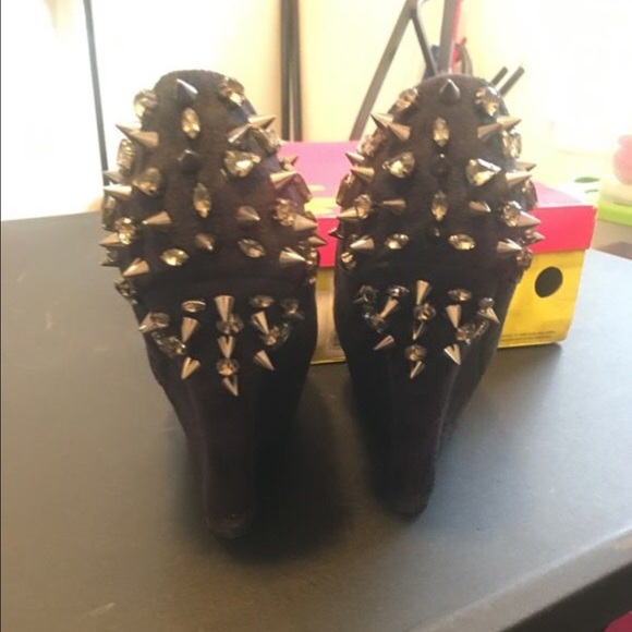 Black size 8 studded wedges from Charlotte Russe - Picture 2 of 5