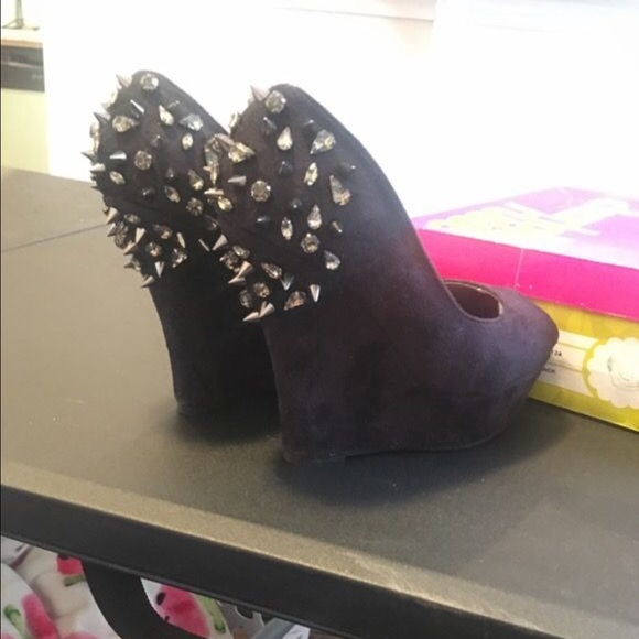 Black size 8 studded wedges from Charlotte Russe - Picture 3 of 5