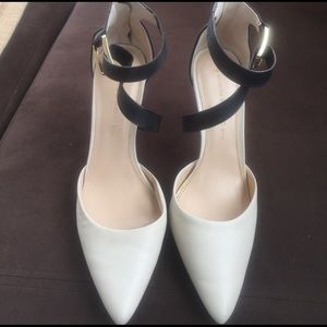 LIKE NEW Banana Republic Shoes- size 8.5