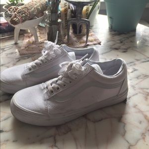Vans lowtop / women's 9 / white on white