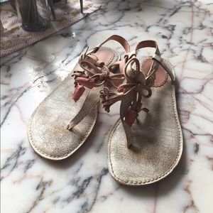 Rosette sandals / leather flat thong