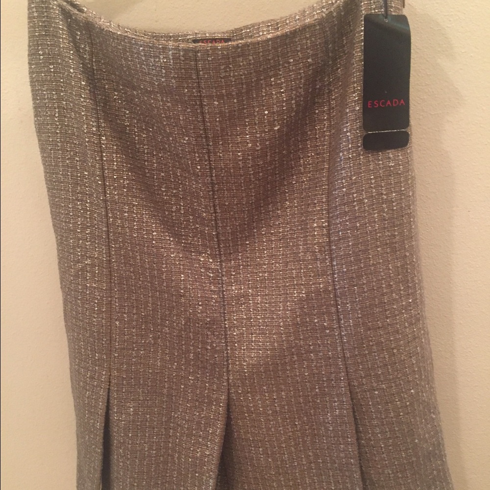 Escada Rock skirt. Size 44. (Large) MSRP $790.00.