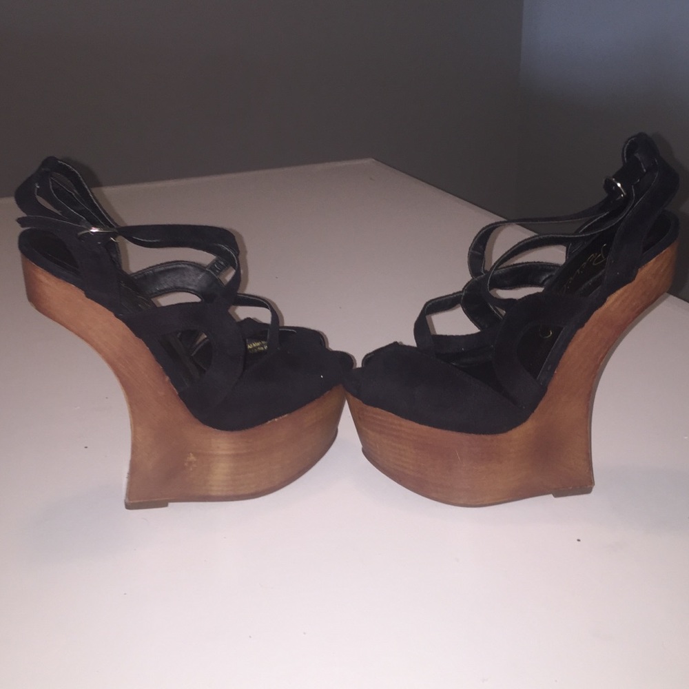 PRIVILEGED SHERMAN BLACK STRAPPY HEELLESS PLATFORM