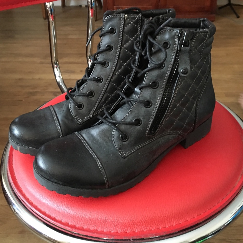 Guess black leather boots, very good condition.