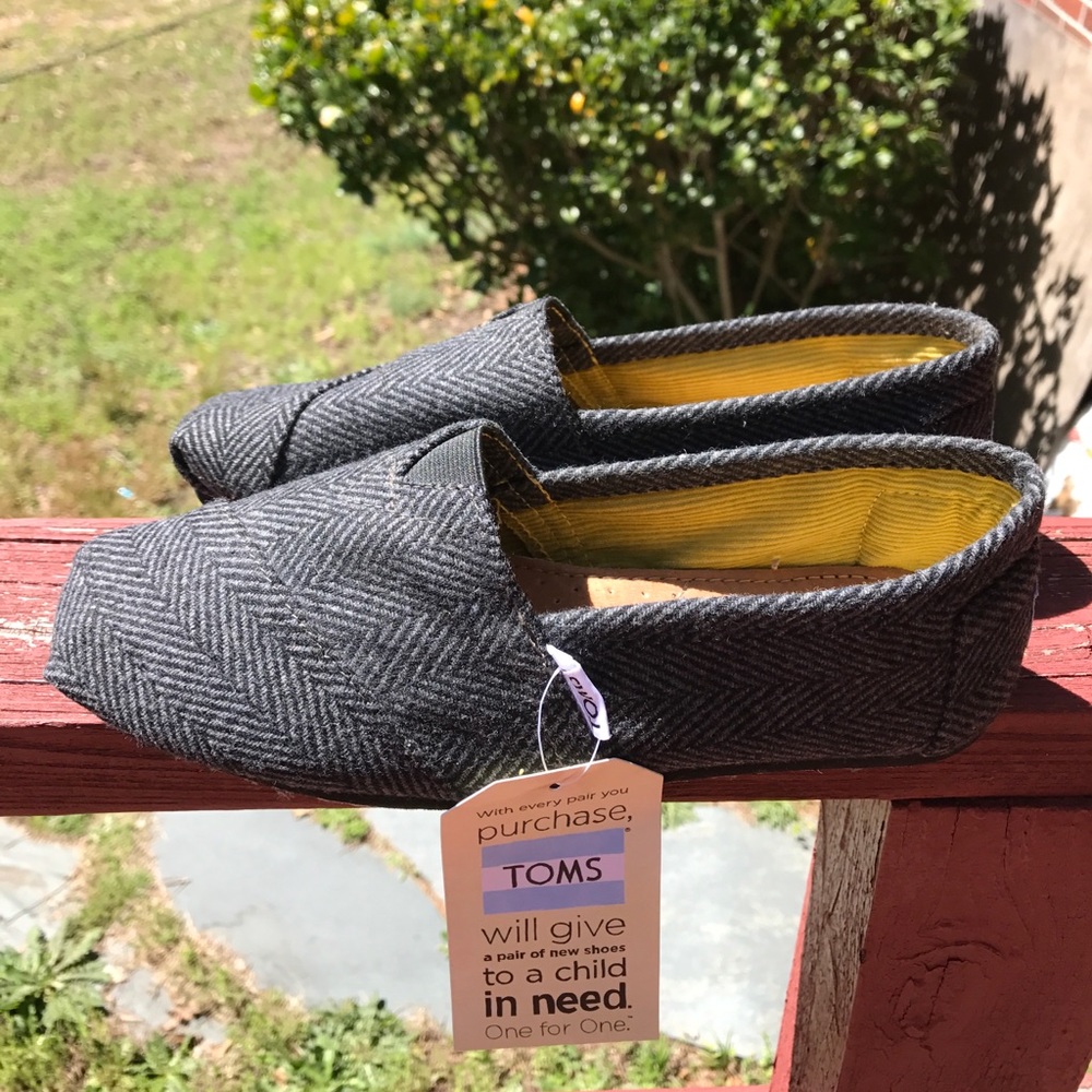 NWT Toms size 9 1/2 but fits like a 9 😥