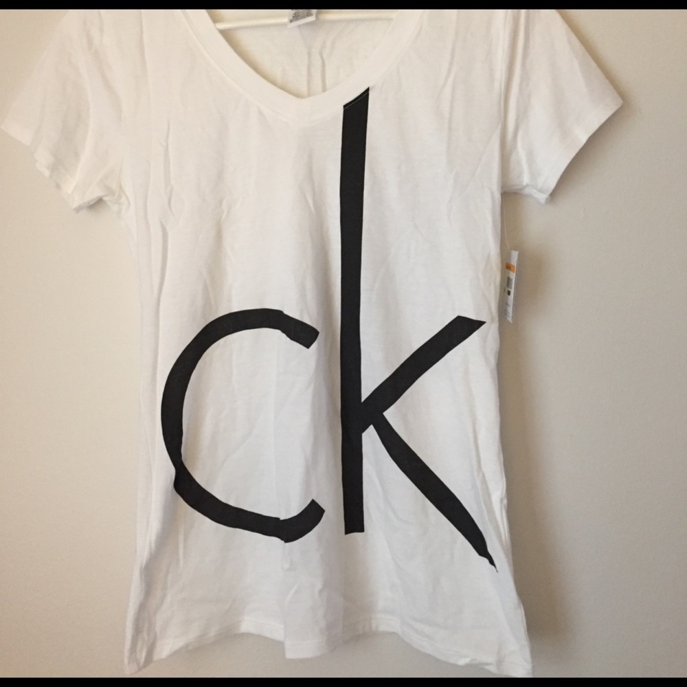 NWT Calvin Klein V-neck t-shirt