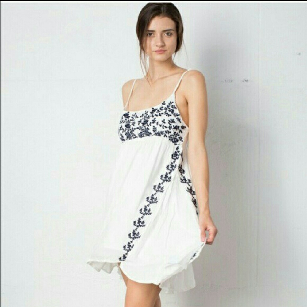🥀SALE!(1 LEFT! M)cutest white dress w/blue floral - Picture 3 of 10