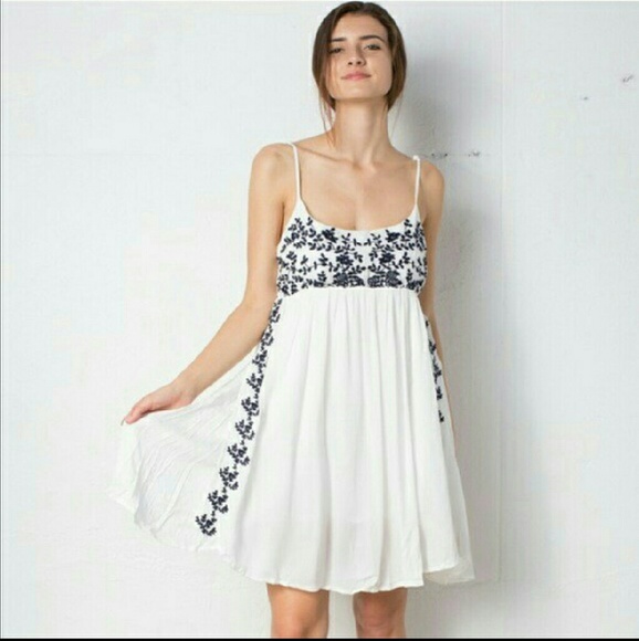 🥀SALE!(1 LEFT! M)cutest white dress w/blue floral - Picture 2 of 10