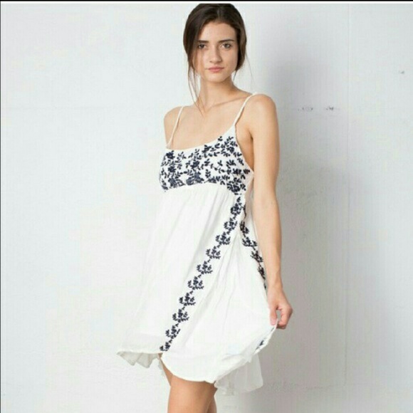 🥀SALE!(1 LEFT! M)cutest white dress w/blue floral - Picture 3 of 10