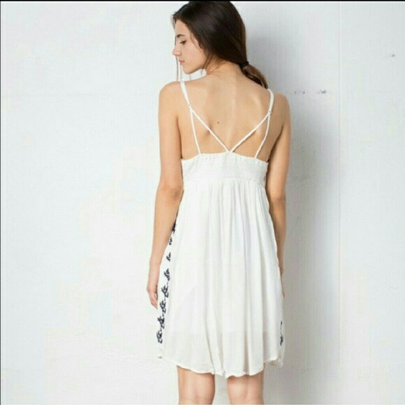 🥀SALE!(1 LEFT! M)cutest white dress w/blue floral - Picture 4 of 10