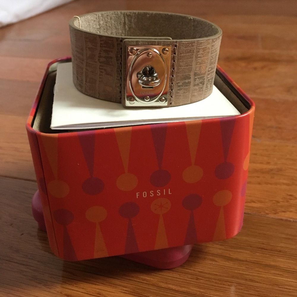 Fossil leather bracelet with tags