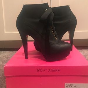 Betsey Johnson Tales Black Leat Platform Bootie