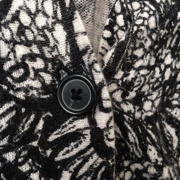 Beautiful Patterned Cardigan - Picture 3 of 4