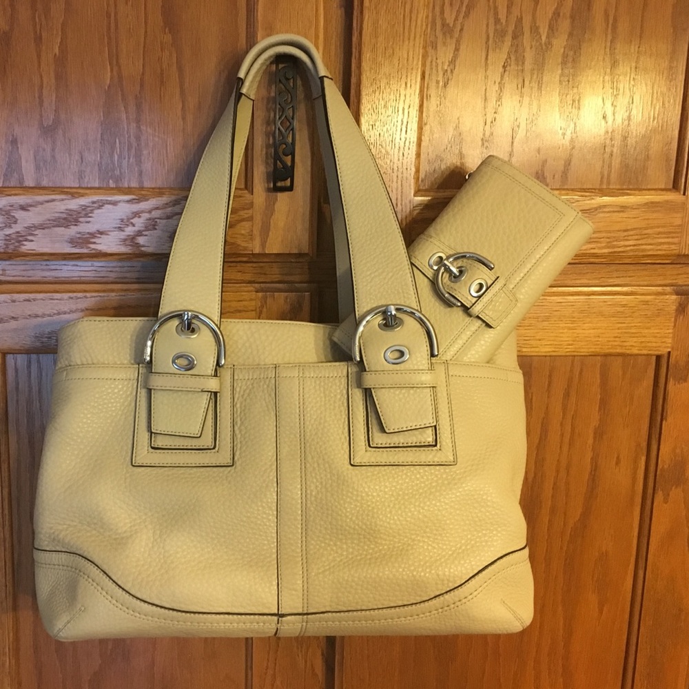 💝 Coach Cream Pebbled Leather Tote