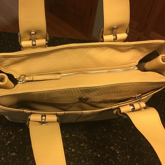 💝 Coach Cream Pebbled Leather Tote - Picture 2 of 4