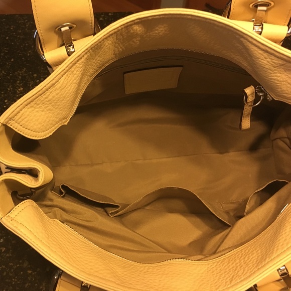 💝 Coach Cream Pebbled Leather Tote - Picture 3 of 4