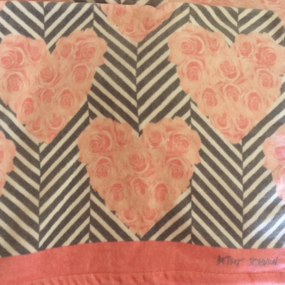 Betsey Johnson Pink & Gray Rose Hearts 3 Towel Set - Picture 5 of 8