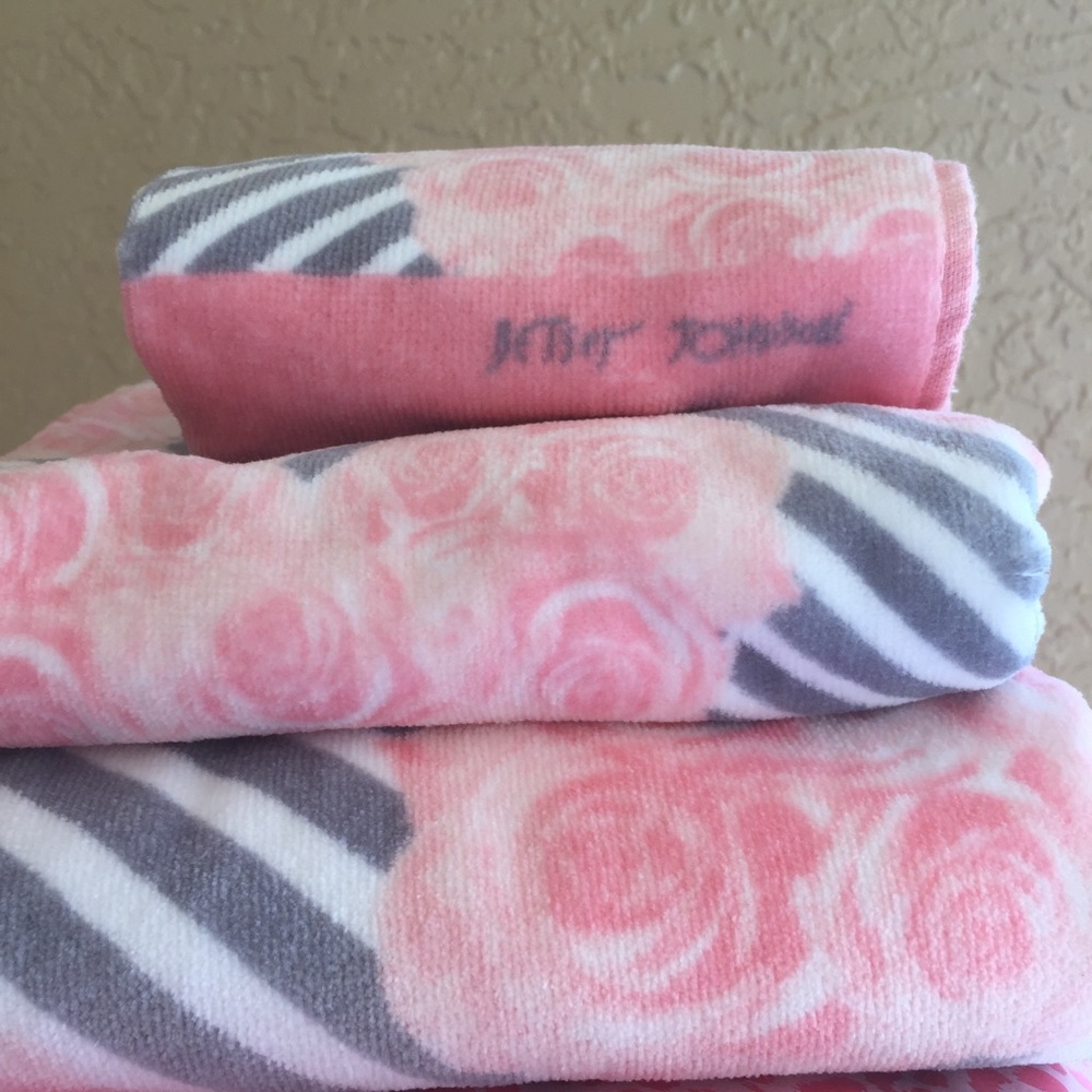 Betsey Johnson Pink & Gray Rose Hearts 3 Towel Set - Picture 3 of 8