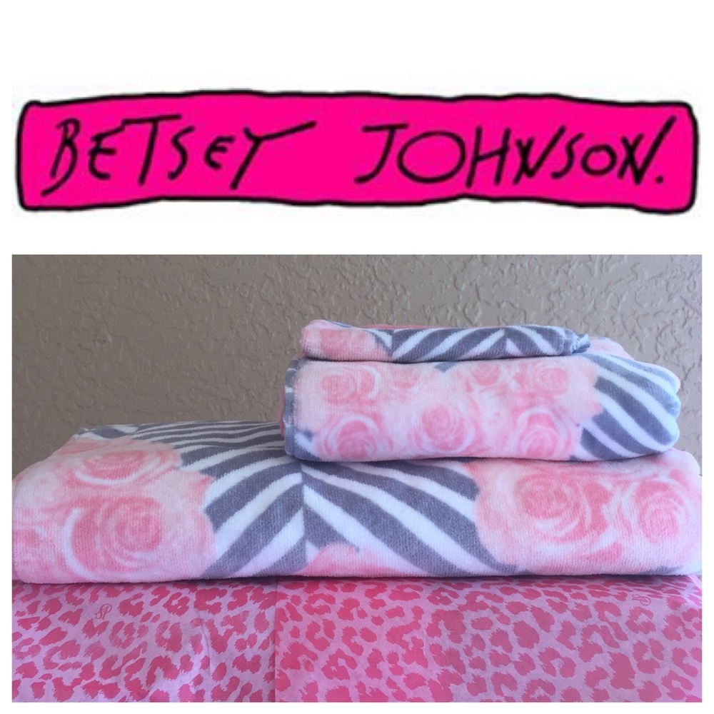 Betsey Johnson Pink & Gray Rose Hearts 3 Towel Set - Picture 4 of 8