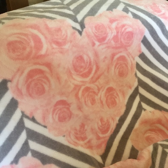 Betsey Johnson Pink & Gray Rose Hearts 3 Towel Set - Picture 6 of 8