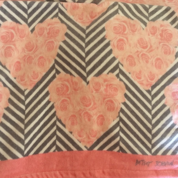 Betsey Johnson Pink & Gray Rose Hearts 3 Towel Set - Picture 5 of 8