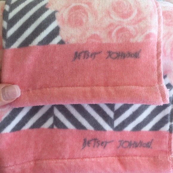 Betsey Johnson Pink & Gray Rose Hearts 3 Towel Set - Picture 7 of 8
