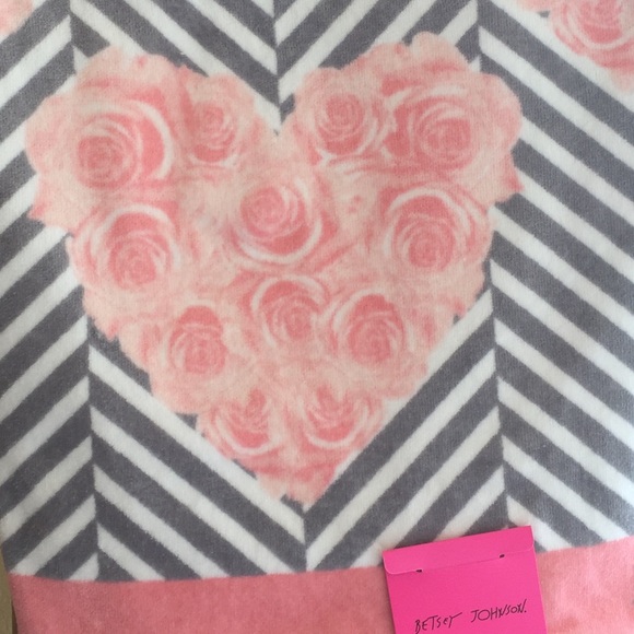 Betsey Johnson Pink & Gray Rose Hearts 3 Towel Set - Picture 8 of 8