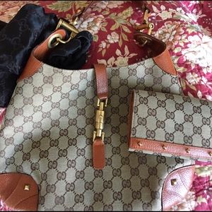 Gucci Bag w matching Wallet !