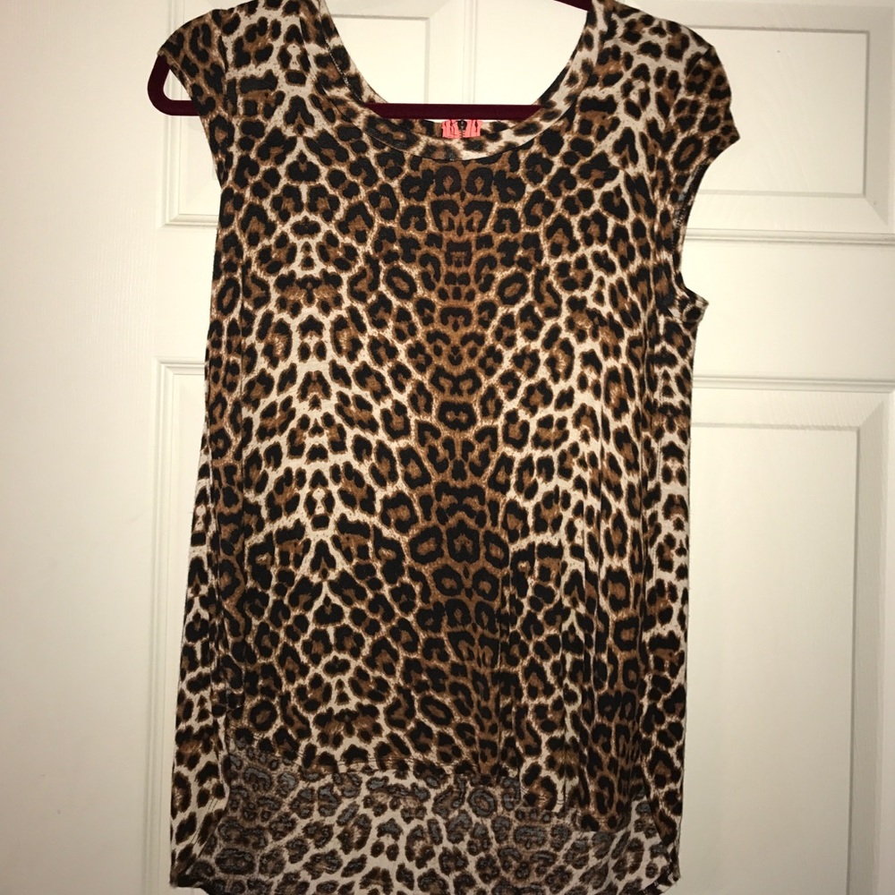 Long-back cheetah print shirt!