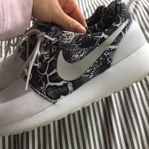 Nike Roshe Sneakers