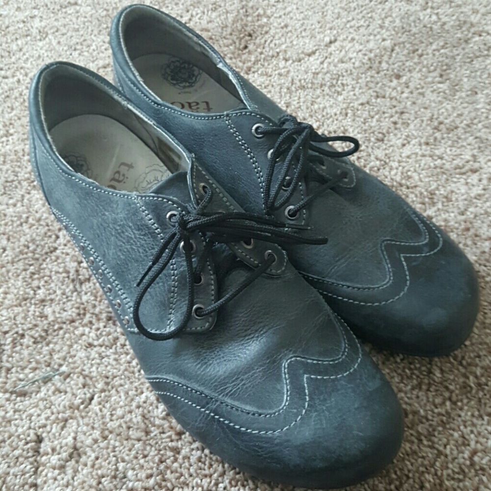 Taos tie up disdressed leather loafers Size 10