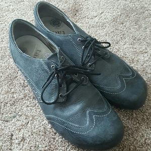 Taos tie up disdressed leather loafers Size 10