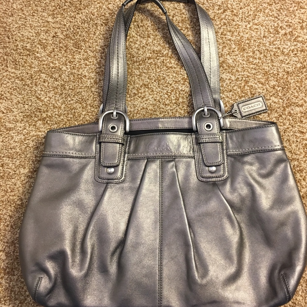 Coach Silver Leather Purse  👛