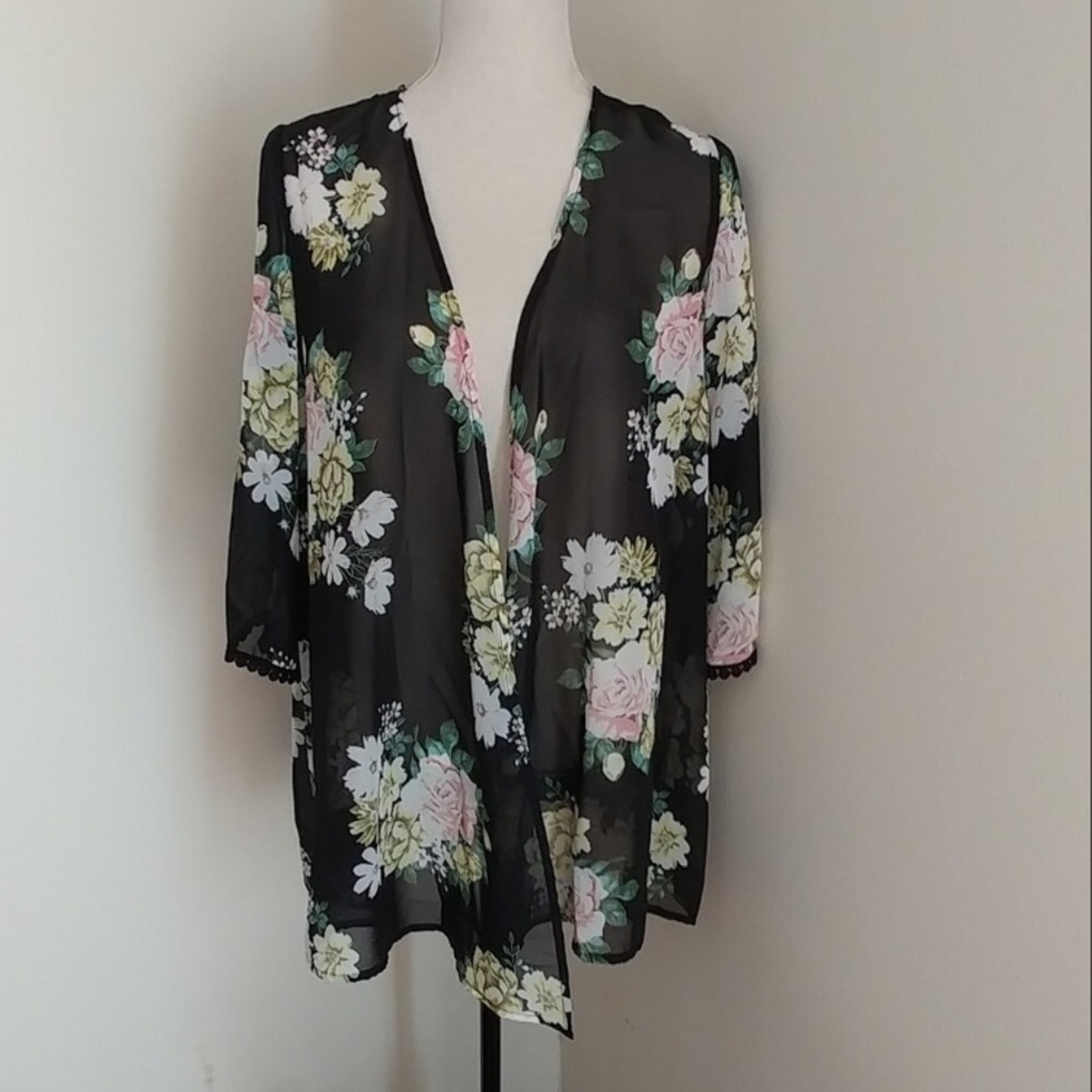 SOLD ‼️plus size black floral kimono, size 1X 💜