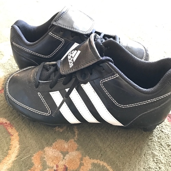 le adidas boys scarpe da baseball poshmark le adidas boys scarpe da baseball poshmark