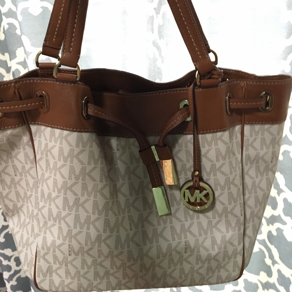 White and tan Michael Kors shoulder bag