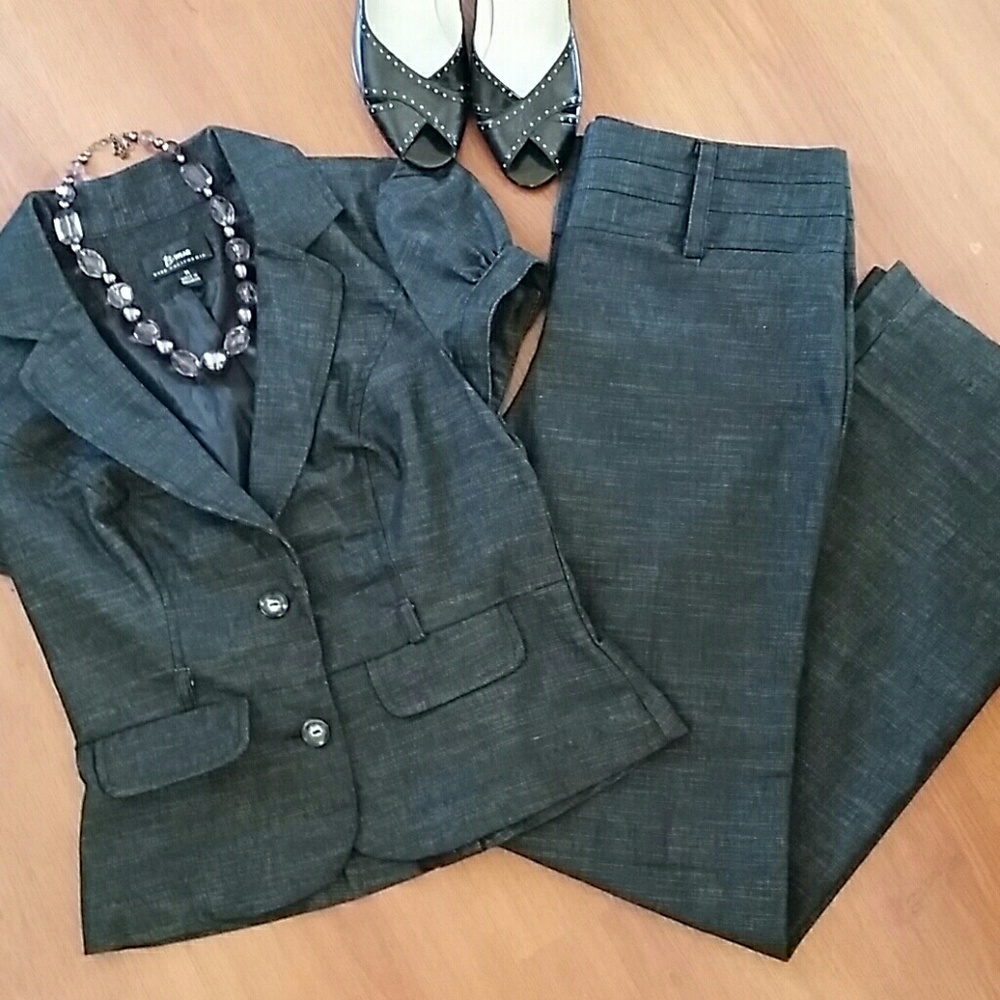 ✔B. Wear gray suit