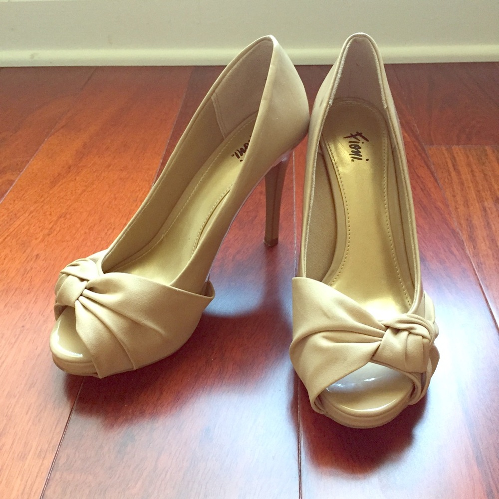 Fioni Kutzie Knot Pump Nude