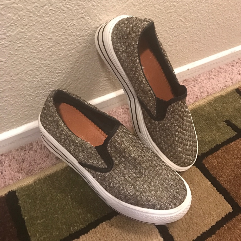 Size 9, 2"sole, super comfortable. Barley wore