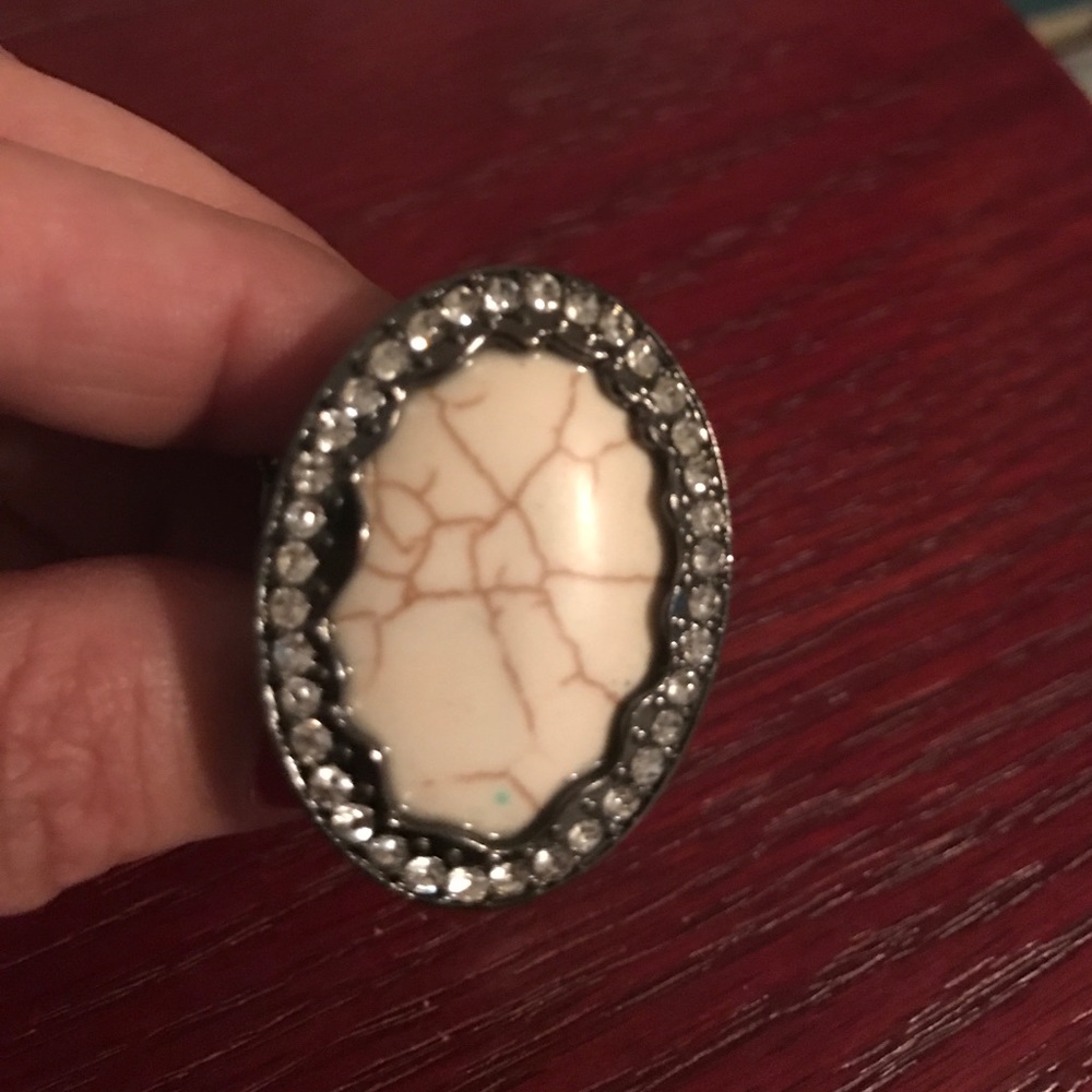 Large ring - Picture 2 of 3