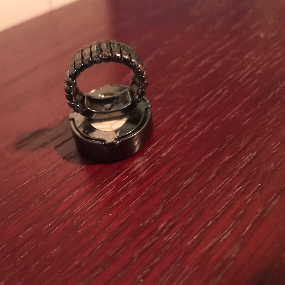Large ring - Picture 3 of 3