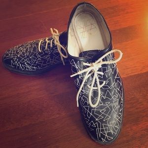 Back and white YES Oxford shoe - unisex