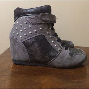 Guess sneaker wedges size 7