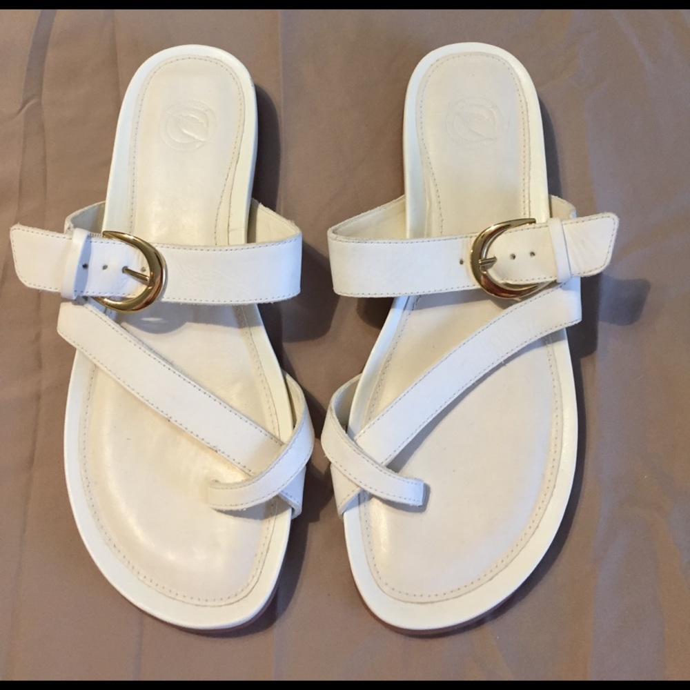 NWOT sz 11 white Nurture sandals with gold buckle