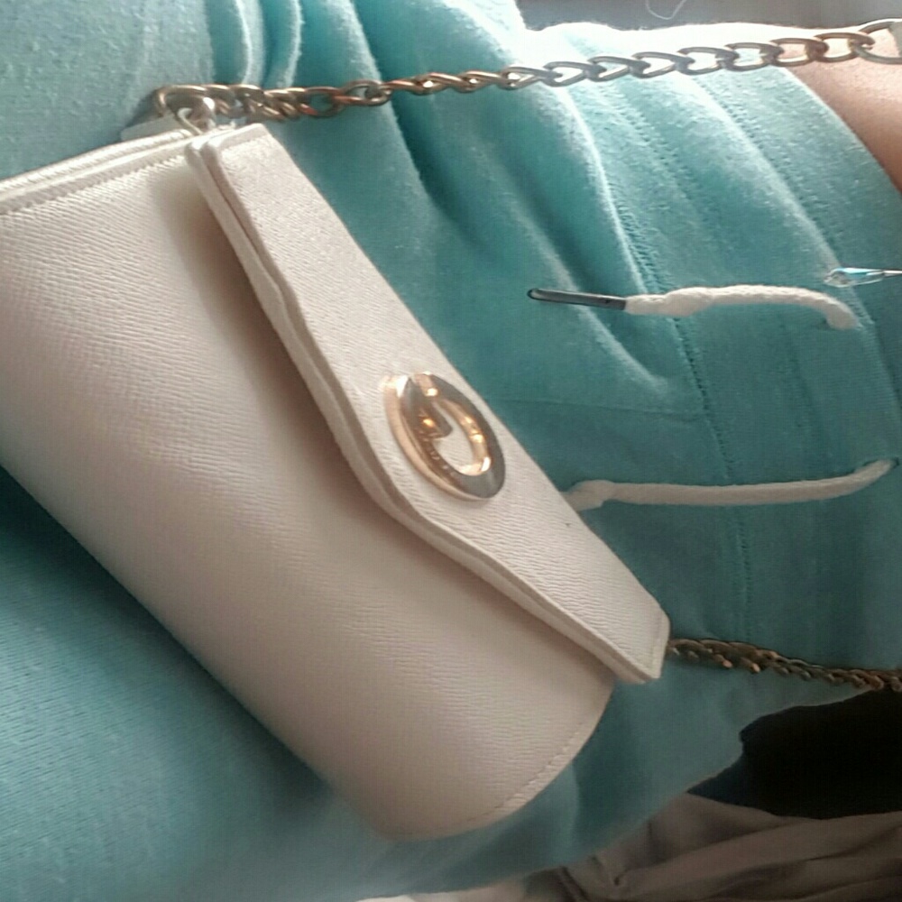 Cute Small Guess cross body with gold chain